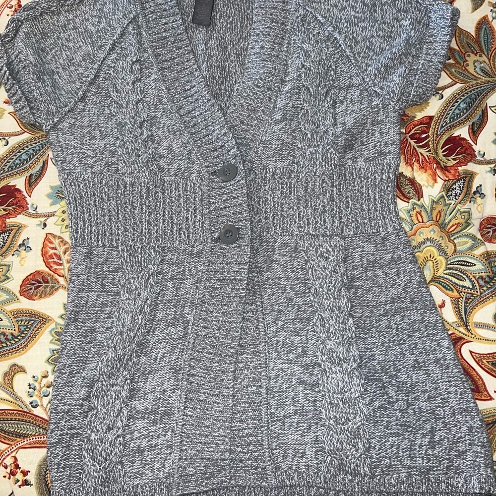 EUC - LIKE NEW Kenneth Cole Reaction Gray Women's Cardigan, Short Sleeved,Size L